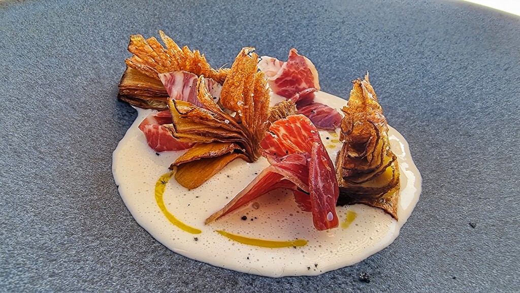 De un dos estrellas Michelin a Puerto Sherry: Babú crece con Juan Carlos Hernández 9 Corazón de alcachofa con gazpachuelo de ostras y cecina. Foto: Salva Moreno