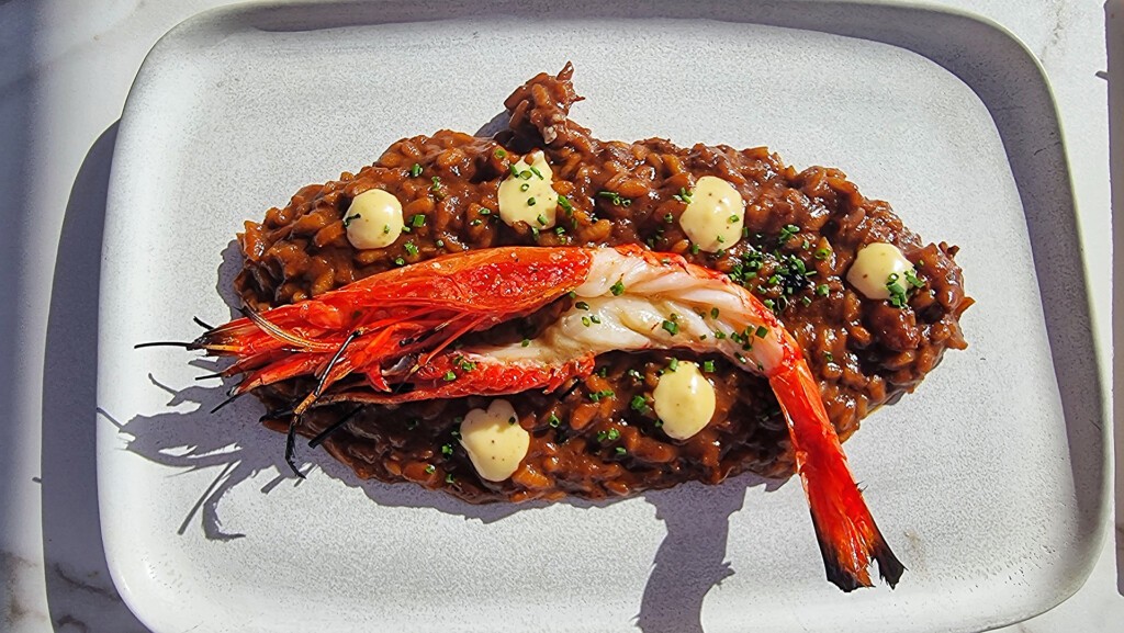De un dos estrellas Michelin a Puerto Sherry: Babú crece con Juan Carlos Hernández 10 Arroz con carabinero. Foto: Salva Moreno