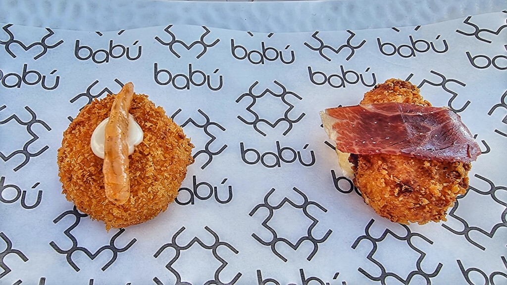 De un dos estrellas Michelin a Puerto Sherry: Babú crece con Juan Carlos Hernández 6 Las croquetas, de gambas y de jamón. Foto: Salva Moreno