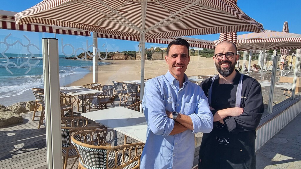 Juan Carlos Hernández y Christian Castro en la terraza de Babú, en Puerto Sherry. Foto: Salva Moreno