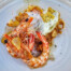 Langostinos de Sanlúcar al ajillo con huevos y patatas de Babú, uno de nuestros recomendados para comer en El Puerto de Santa María. Foto: Salva Moreno