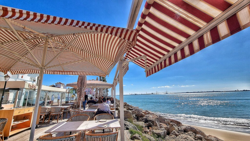 De un dos estrellas Michelin a Puerto Sherry: Babú crece con Juan Carlos Hernández 4 Vistas parciales desde la terraza. Más atrás está la playa de La Muralla. Foto: Salva Moreno
