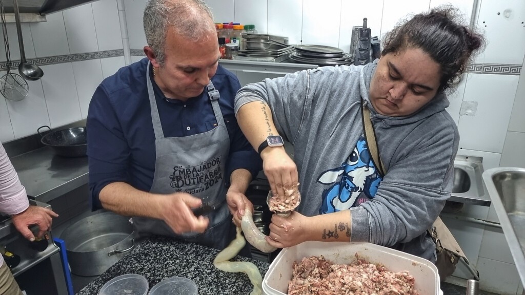 Una de las asistentes, embutiendo la butifarra. Foto: Salva Moreno