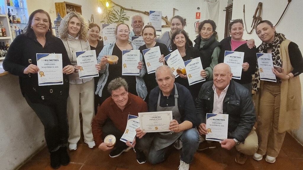 El grupo de asistentes a la masterclass, con sus diplomas. Foto: Salva Moreno