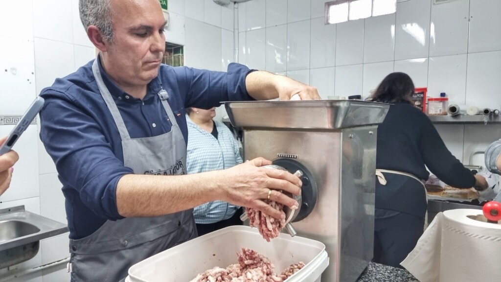 Blas, durante el proceso de elaboración de la butifarra. Foto: Salva Moreno