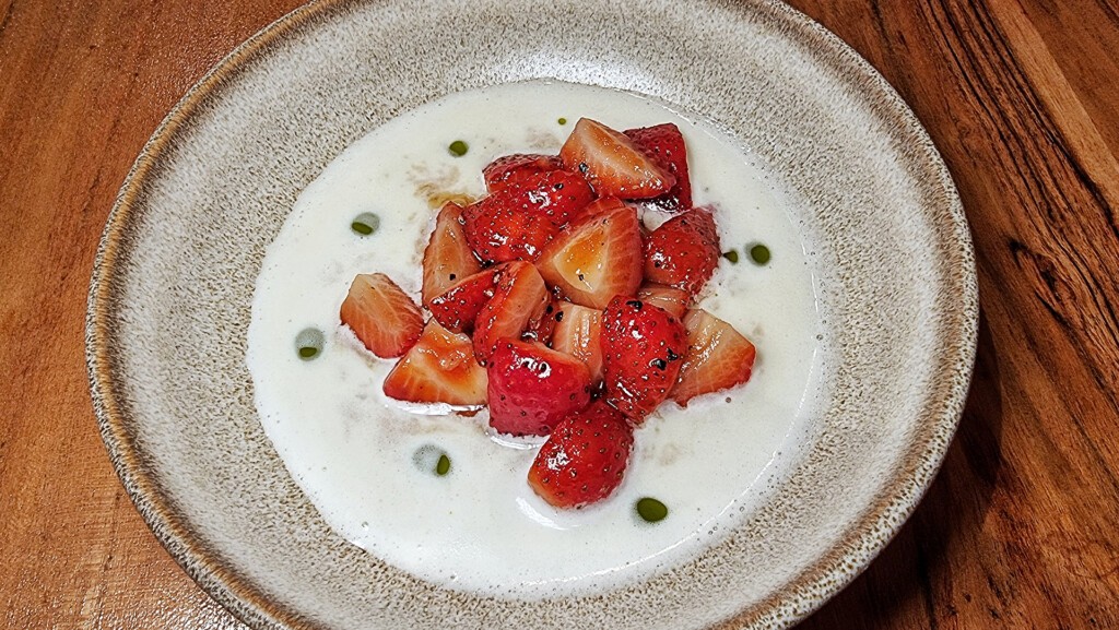 Las fresas, que están de temporada, en uno de sus postres. Foto: Salva Moreno