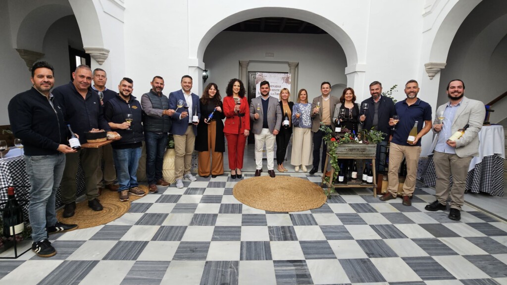 Brindis de grupo en la inuguración de las Jornadas Enoturísticas. Foto: Ayto Arcos