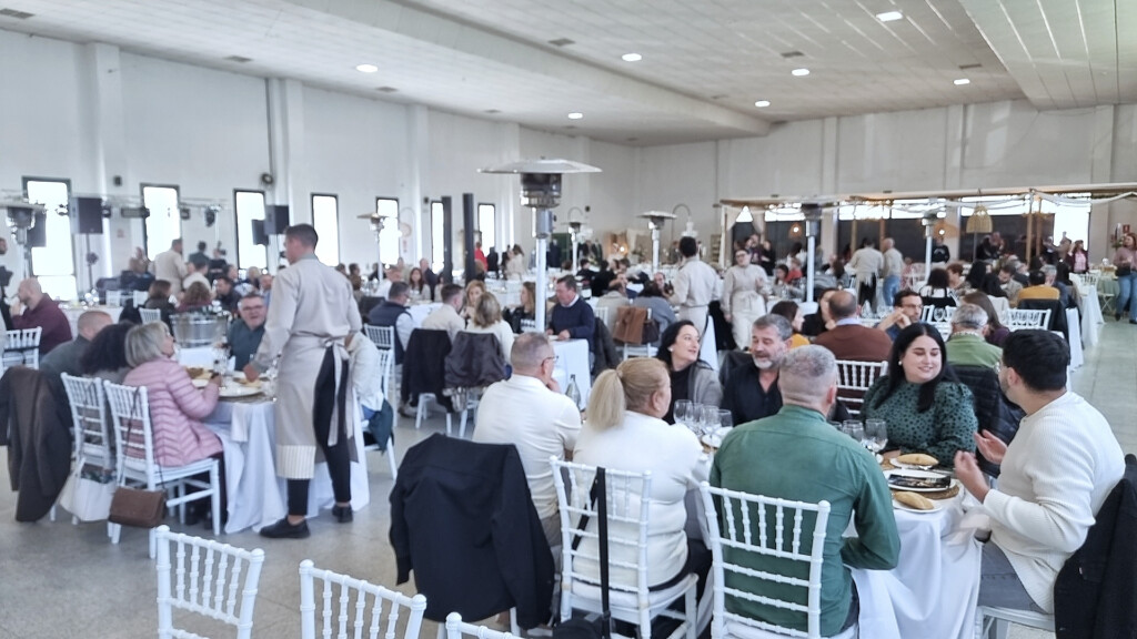 Imagen parcial de los invitados a la prueba de menú. Foto: Salva Moreno