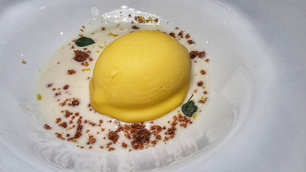 Falso limón sobre crema de arroz con leche. Foto: Salva Moreno