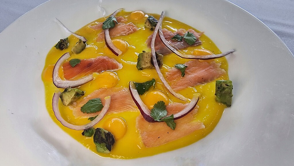 Tiradito de salmón marinado. Foto: Salva Moreno