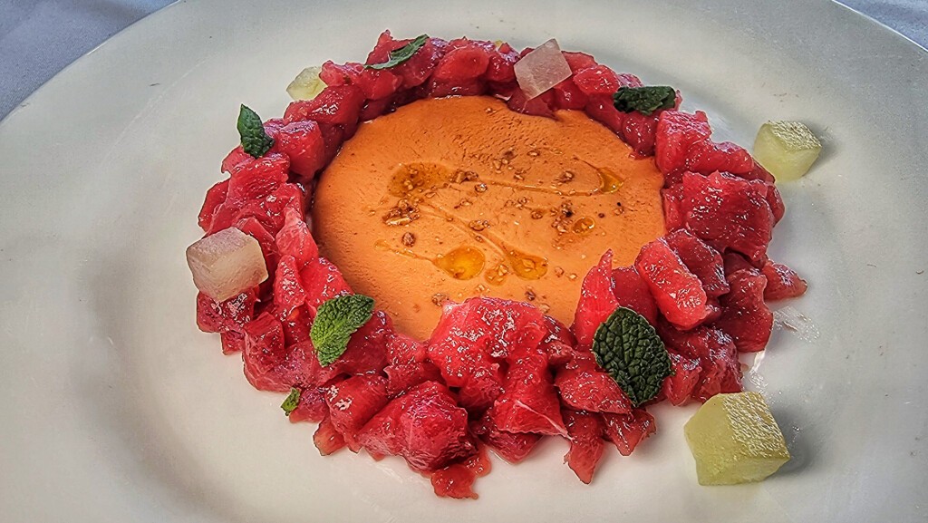 Tartar de atún con salmorejo de fresas. Foto: Salva Moreno