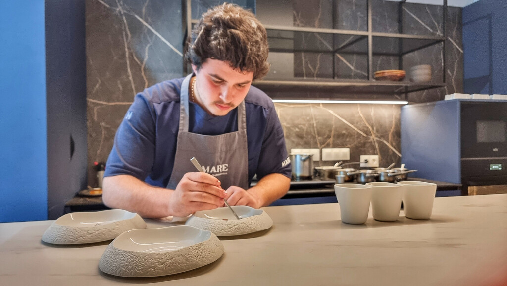 Uno de los ayudantes de Juan en cocina, montando uno de los platos. Foto: Salva Moreno