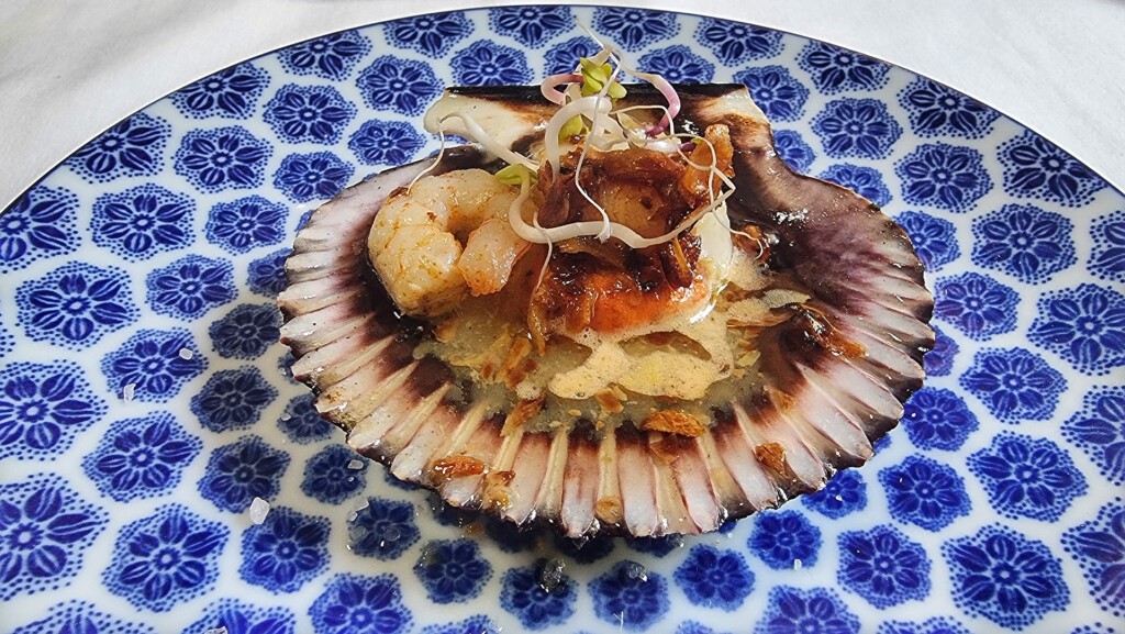 Zamburiña con gamba al ajillo y naranja agria. Foto: Salva Moreno