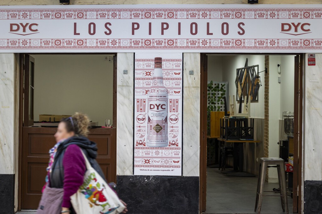 Uno de los bares de Cádiz decorados con la imagen del DYC Carnaval. Foto: Miguel Gómez
