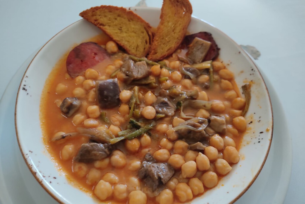 Uno de los platos de cuchara de Los Alamillos, garbanzos con tagarninas. Foto: Salva Moreno