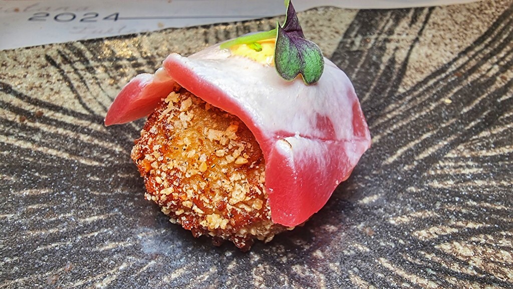 Croqueta nigiri de atún mechado. Foto: Salva Moreno