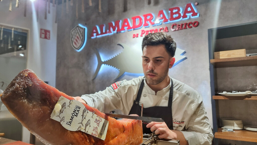 Jesús Sánchez, cortando jamón del mar en Cooking Almadraba. Foto: Salva Moreno