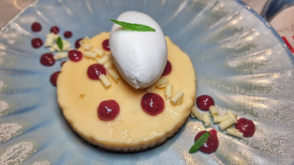 Tarta de yuzu con helado de coco. Foto: Salva Moreno