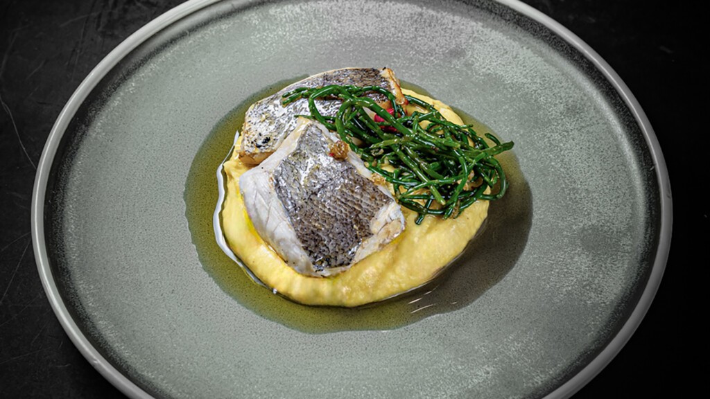 Tamal de merluza con puré de maíz y salicornia al ajillo. Foto: Cedida