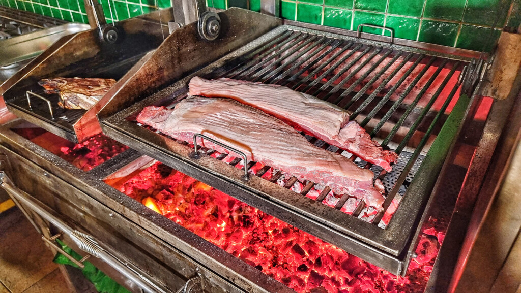 Los costillares, en la parrilla. Foto: Salva Moreno