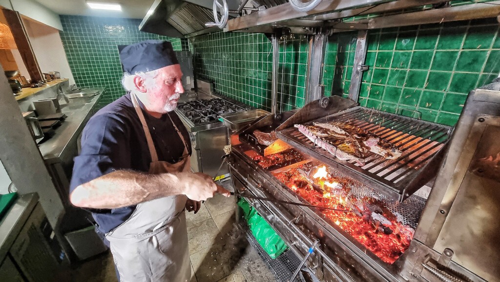 Pepe Romero, trabajando en la parrilla. Foto: Salva Moreno