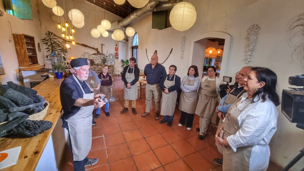Algunos de los asistentes, atento a las explicaciones. Foto: Salva Moreno