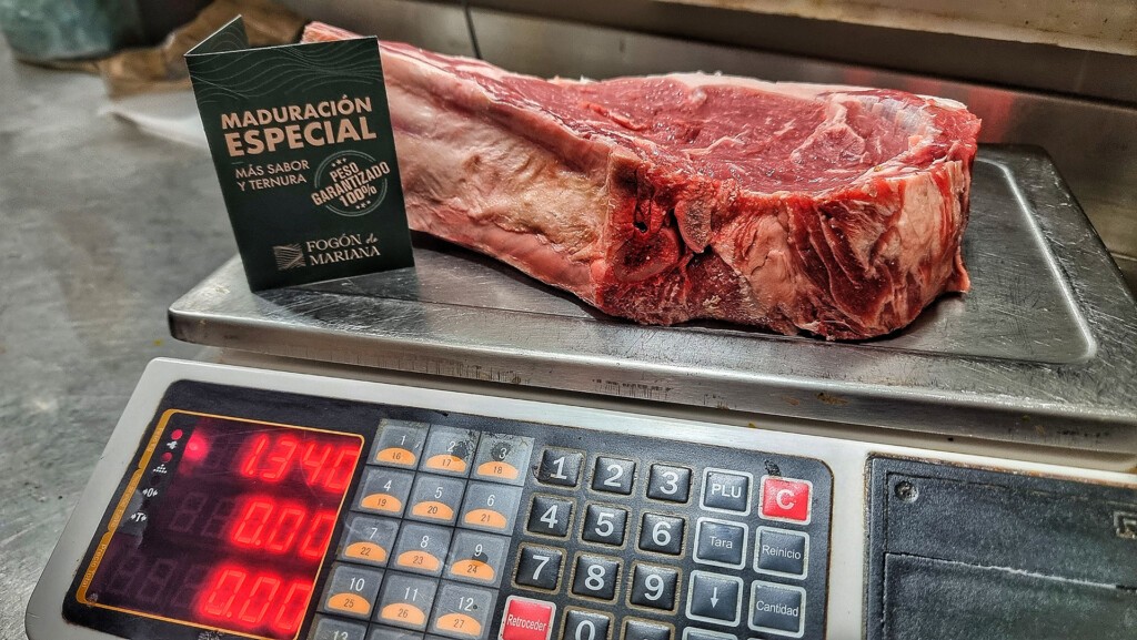 Si quieres a tu padre, en Fogón de Mariana te ponen muy fácil hacerle feliz en su día 8 Pesaje de una pieza de carne. Foto: Salva Moreno