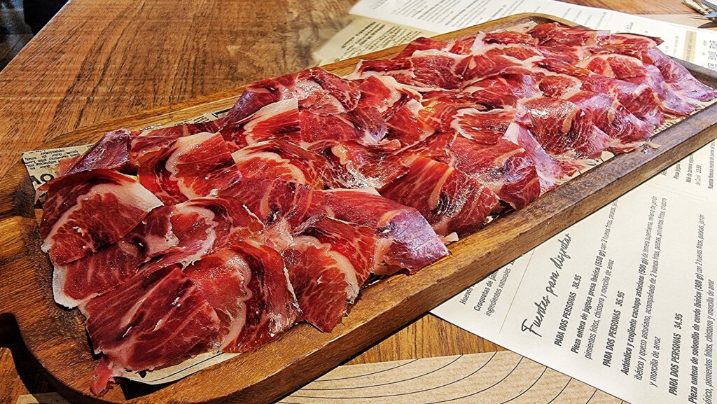 Si quieres a tu padre, en Fogón de Mariana te ponen muy fácil hacerle feliz en su día 5 La tabla de jamón. Foto: Salva Moreno