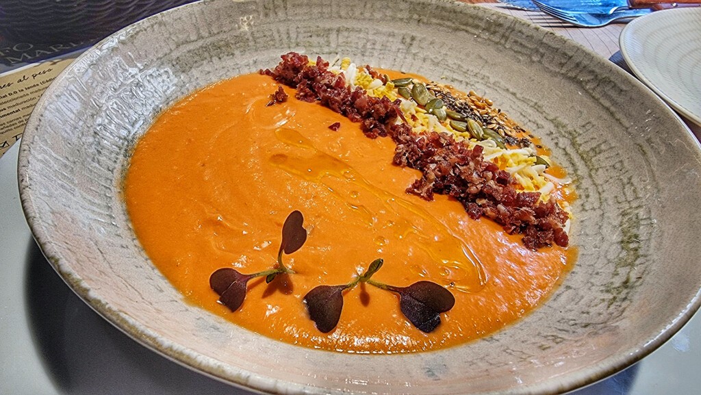Si quieres a tu padre, en Fogón de Mariana te ponen muy fácil hacerle feliz en su día 7 Salmorejo con taquitos de jamón con huevos brunoisse, semillas y aove de almazara. Foto: Salva Moreno