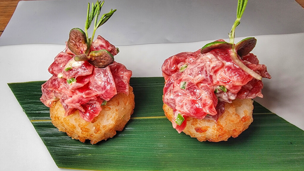 Arroz de sushi frito con atún ligeramente especiado con siracha. Foto: Salva Moreno