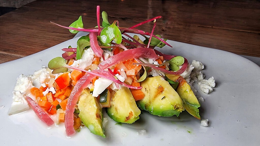 Ensalada de aguacates a la parrilla, con encurtido de verduras japonesas y queso feta. Foto: Salva Moreno