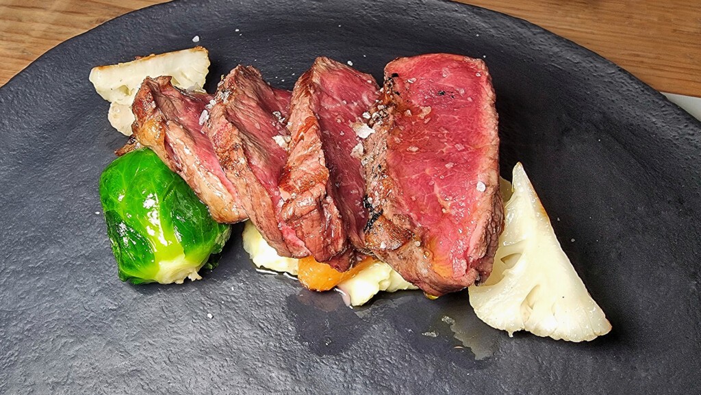 Solomillo de retinta con puré de patata con queso crema y verduras de La 21. Foto: Salva Moreno 