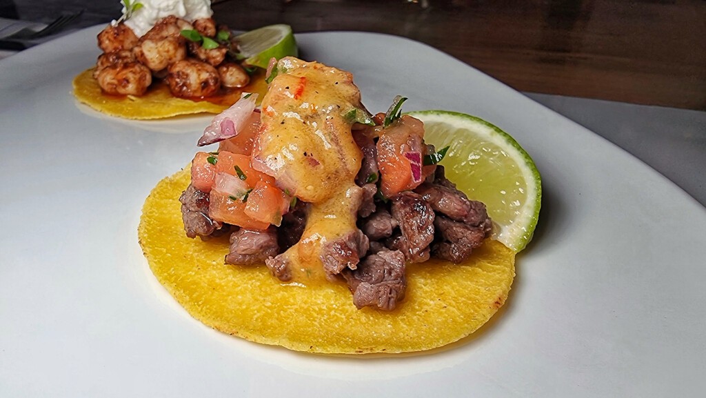 El taco maíz amarillo con vacío de ternera, pico de gallo y salsa de tomatillo verde. Foto: Salva Moreno