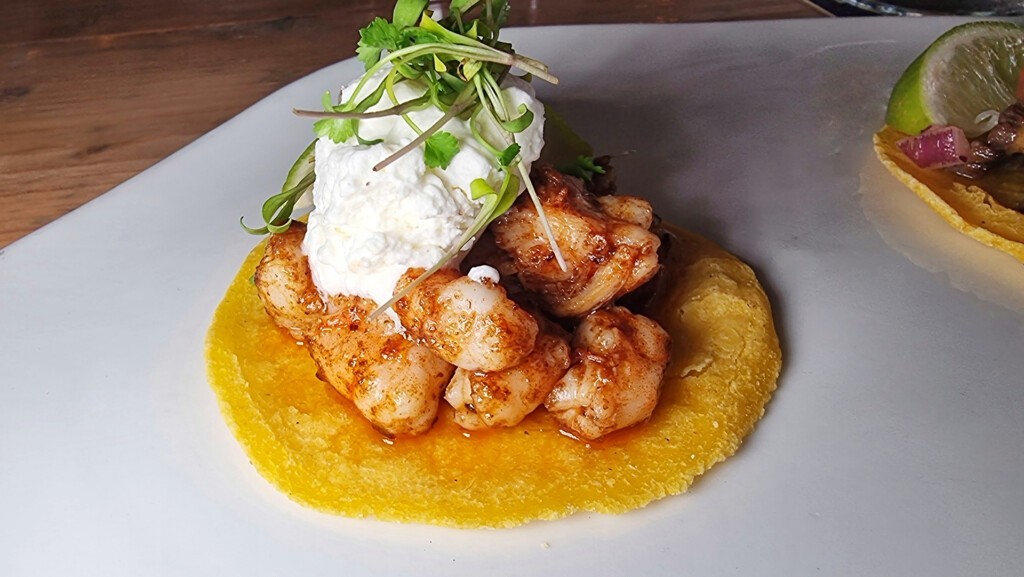 Taco de langostinos salteados con salsa de chipotle, crema agria y brotes de cilantro. Foto: Salva Moreno