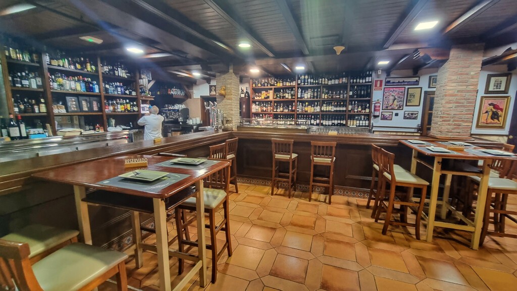 Barra del restaurante de Medina Sidonia. Foto: Salva Moreno