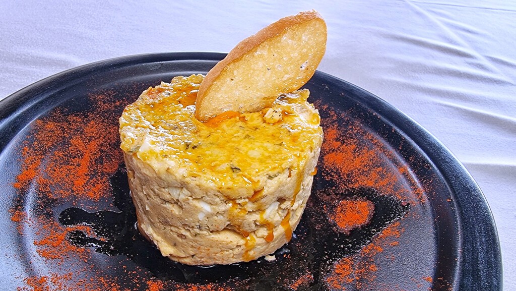 La ensaladilla chiclanera, con chicharrones. Foto: Salva Moreno