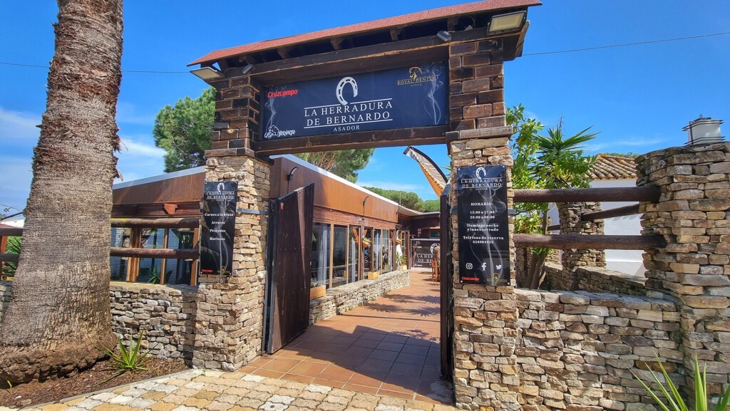 Entrada al restaurante. Foto: Salva Moreno