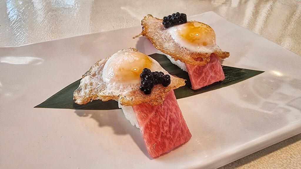 Nigiri de sashimi de ventresca con huevo de codorniz. Foto: Salva Moreno