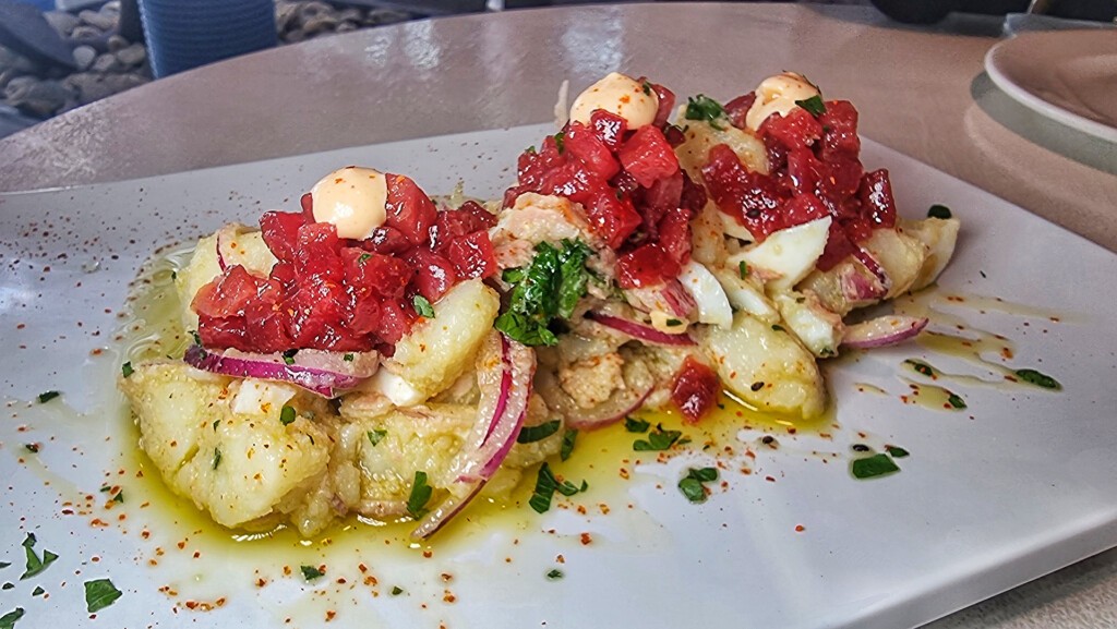Las patatas aliñadas con atún. Foto: Salva Moreno