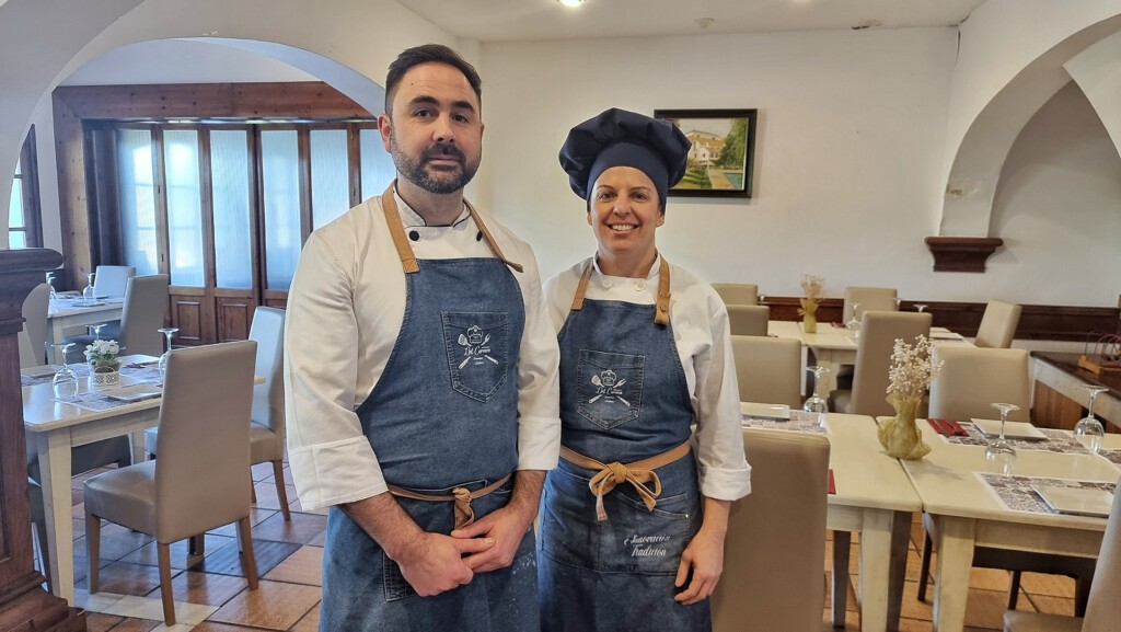 8-M: No te pierdas estos restaurantes de la provincia de Cádiz con mujeres al mando de los fogones 18 Carmen Tamayo y Javi García, en su restaurante, Foto: Salva Moreno