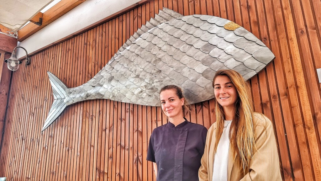 Isabel Chozas, a la izquierda, junto a su hermana Ángeles. Foto: Salva Moreno