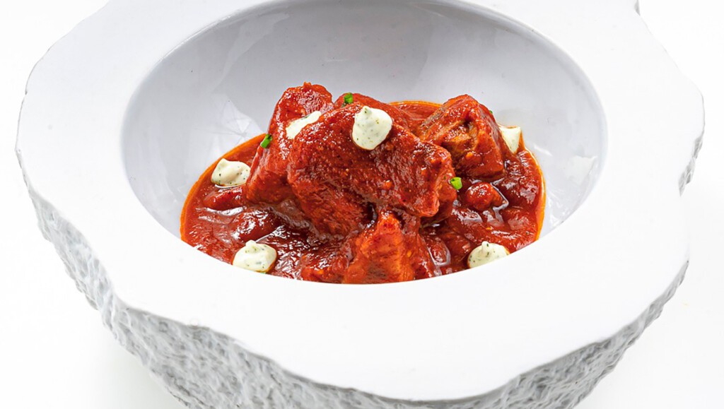 Solomillo de atún en tomate casero con Mahonesa de hierbabuena. Foto: J.G.