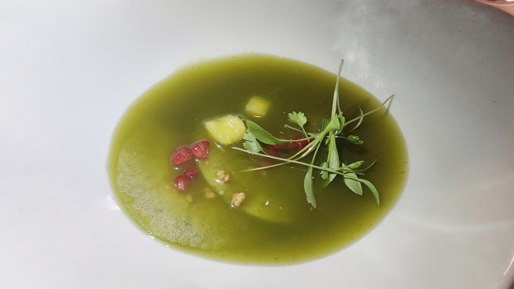 6 manos, 45 comensales… y 10 platos para recordar en Sotogrande 8 La llamativa y refrescante sopa de cilantro. Foto: Salva Moreno