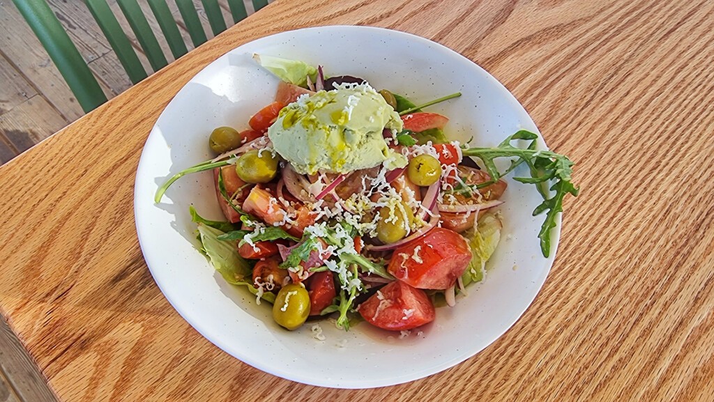 Ensalada de tomate con sorbete de aguacate. Foto: Salva Moreno