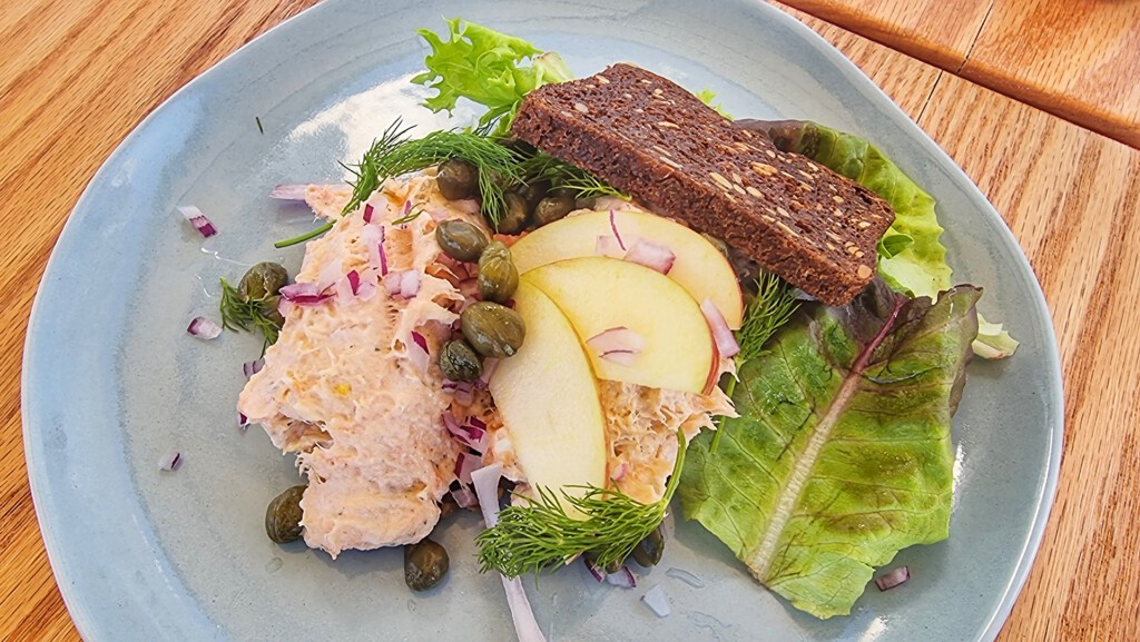El pan de centeno con la ensaladilla de salmón ahumado. Foto: Salva Moreno