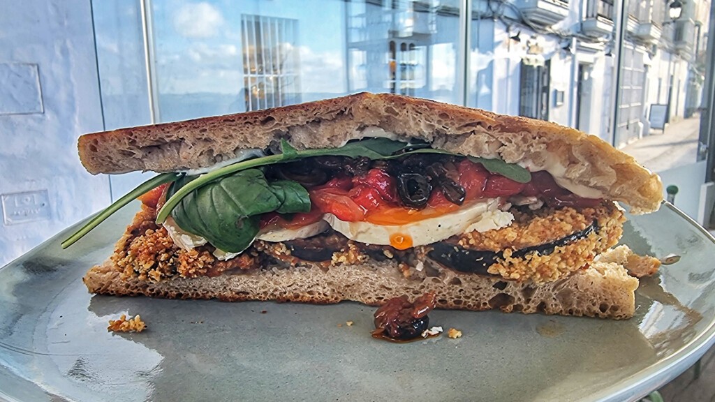 La focaccia con berenjena, rulo de cabra, pimientos asados y rúcula. Foto: Salva Moreno