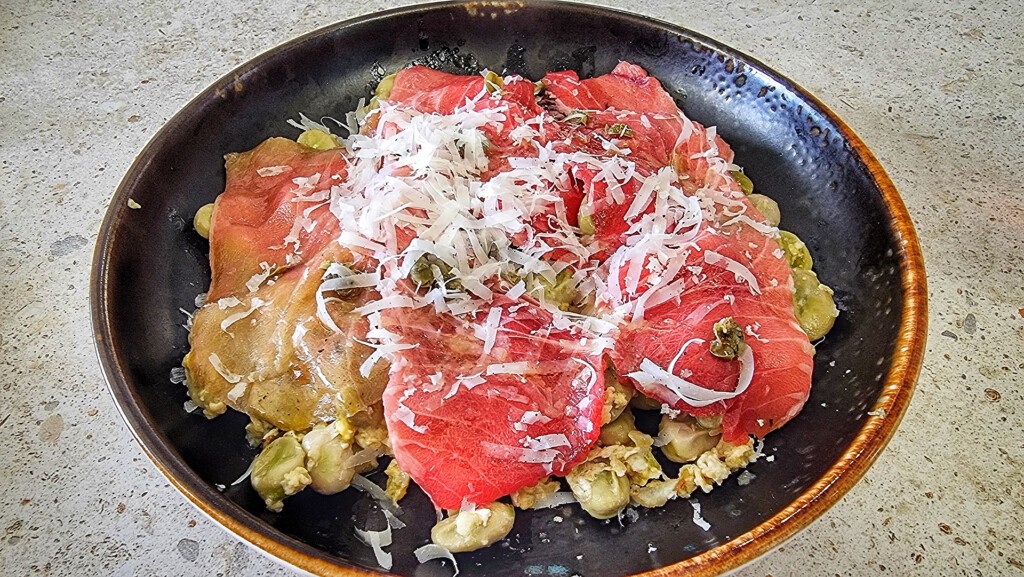 Habitas de Medina con carpaccio de ventresca. Foto: Salva Moreno