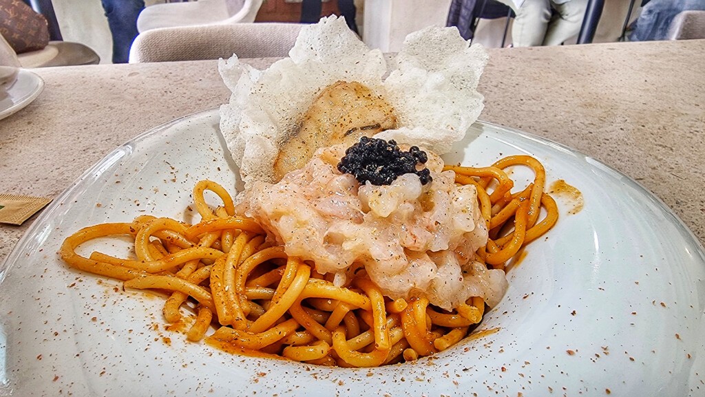 Espaguetis con el tartar de gambas. Foto: Salva Moreno