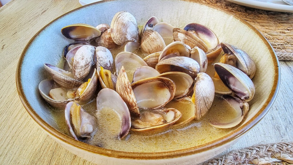 Almejas al ajillo. Foto: Salva Moreno