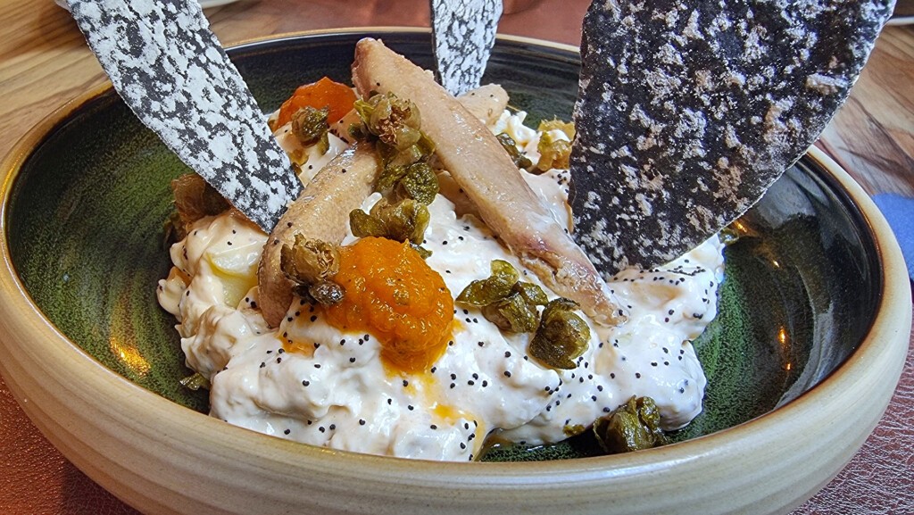 Ensaladilla con emulsiónde zanahorias. Foto: Salva Moreno